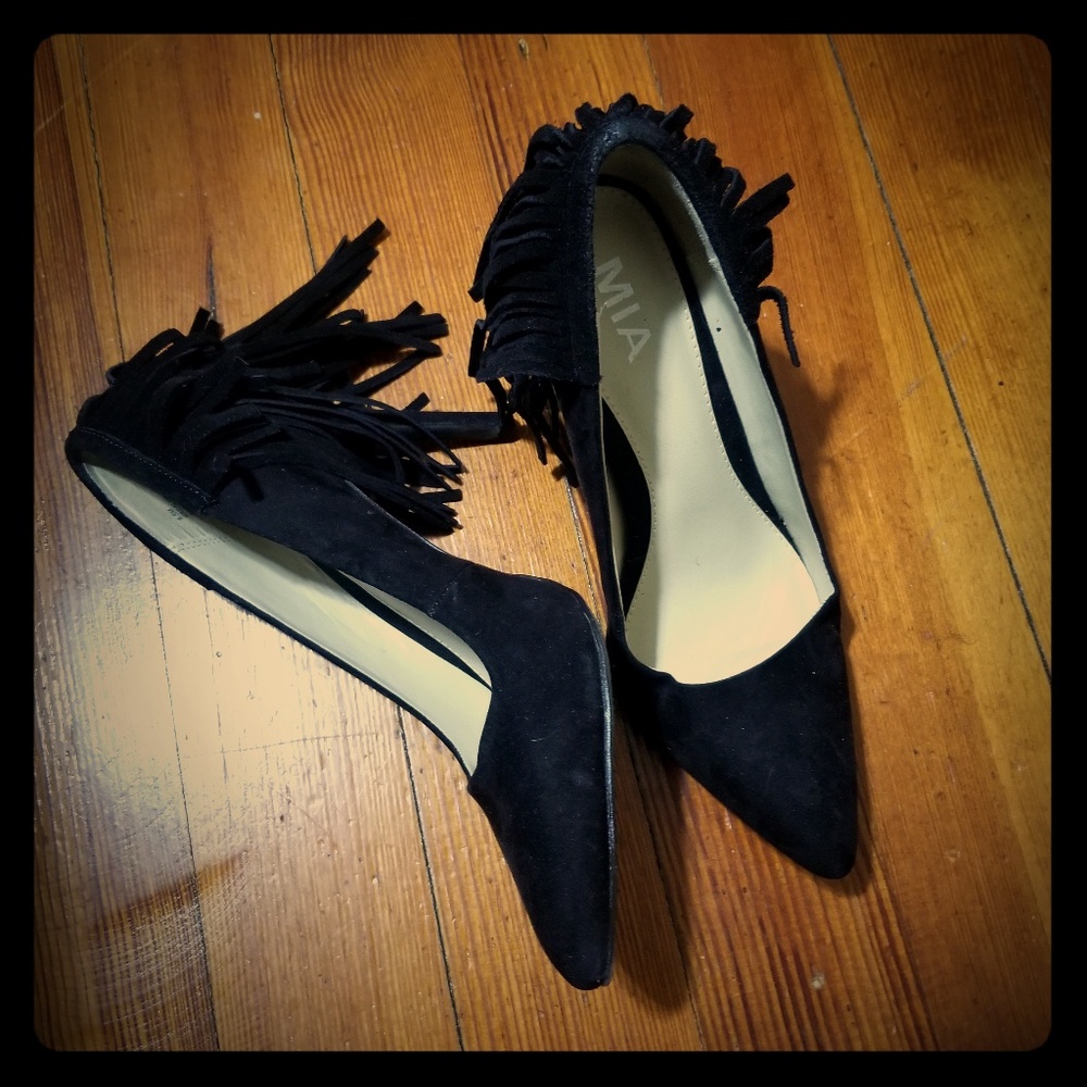 Black pumps
